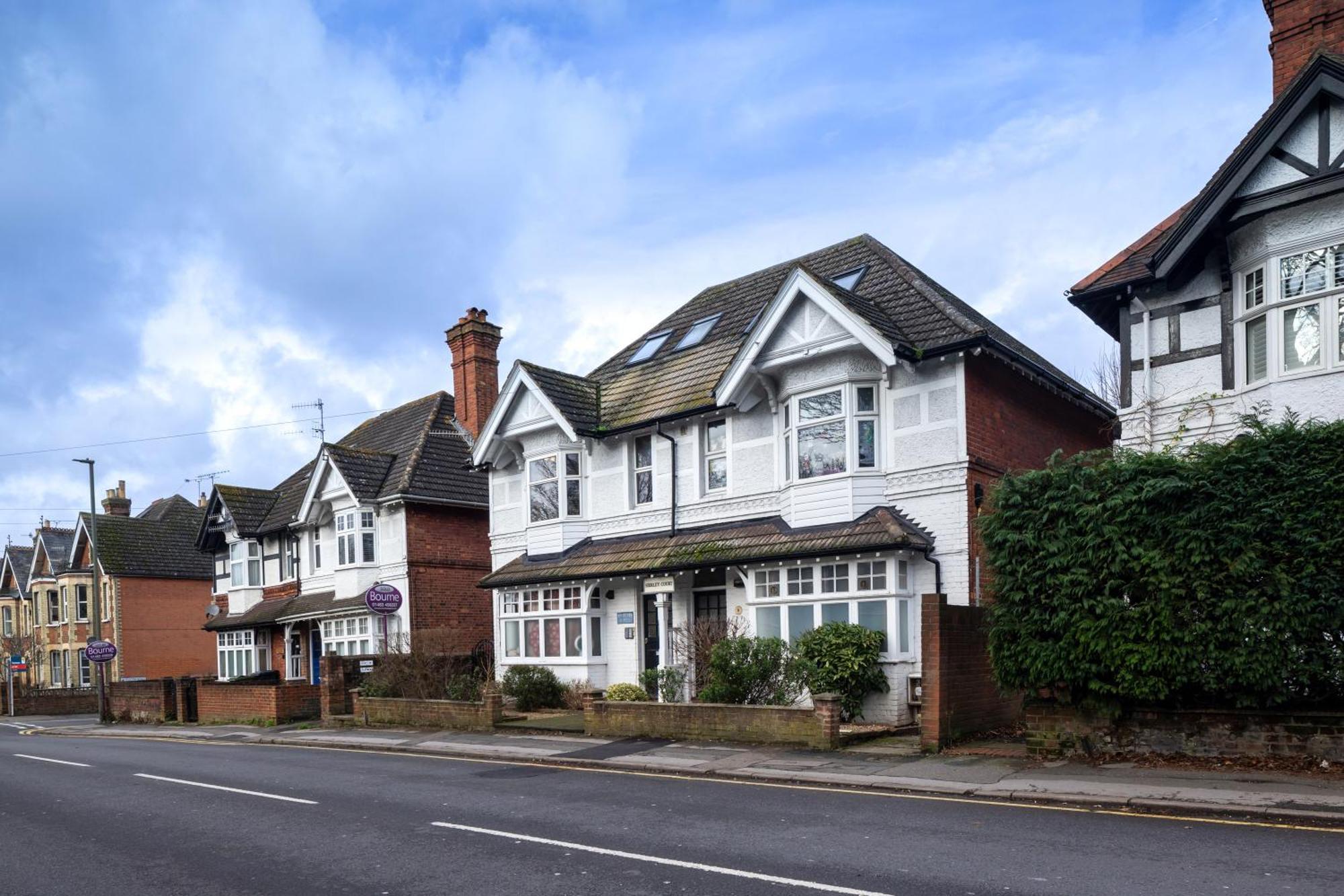Апартаменты Guildford Town Centre With Parking Экстерьер фото
